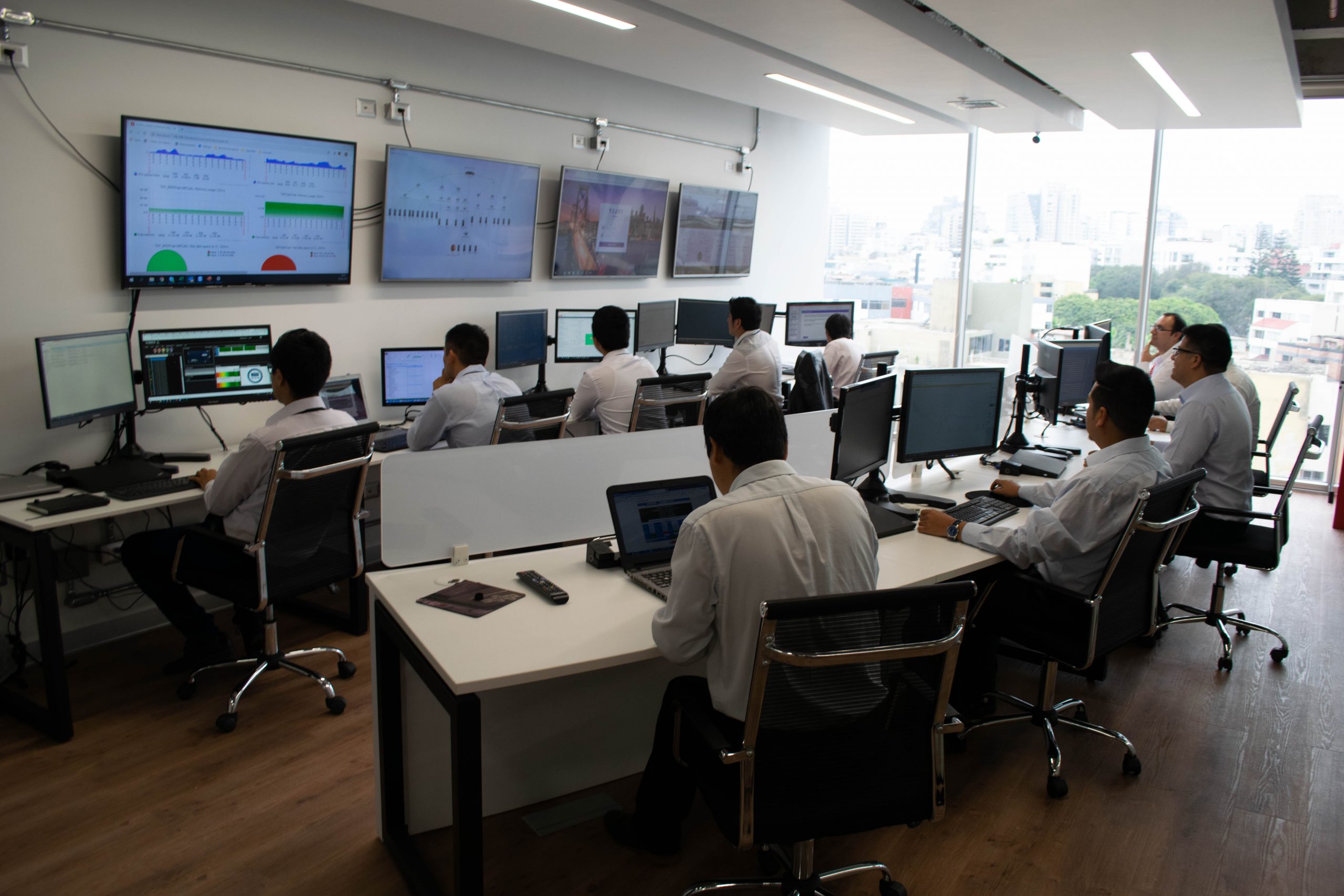 Nuestro NOC lo monitorea y supervisa TODO 24/7
