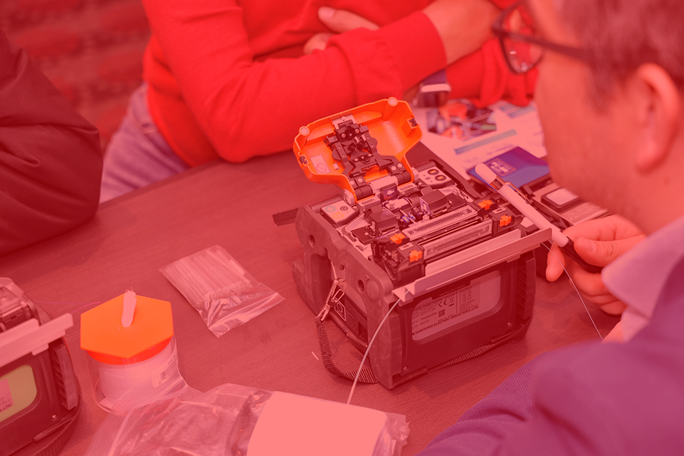 Empalmes y fibra óptica: Tres pilares para la construcción de redes
